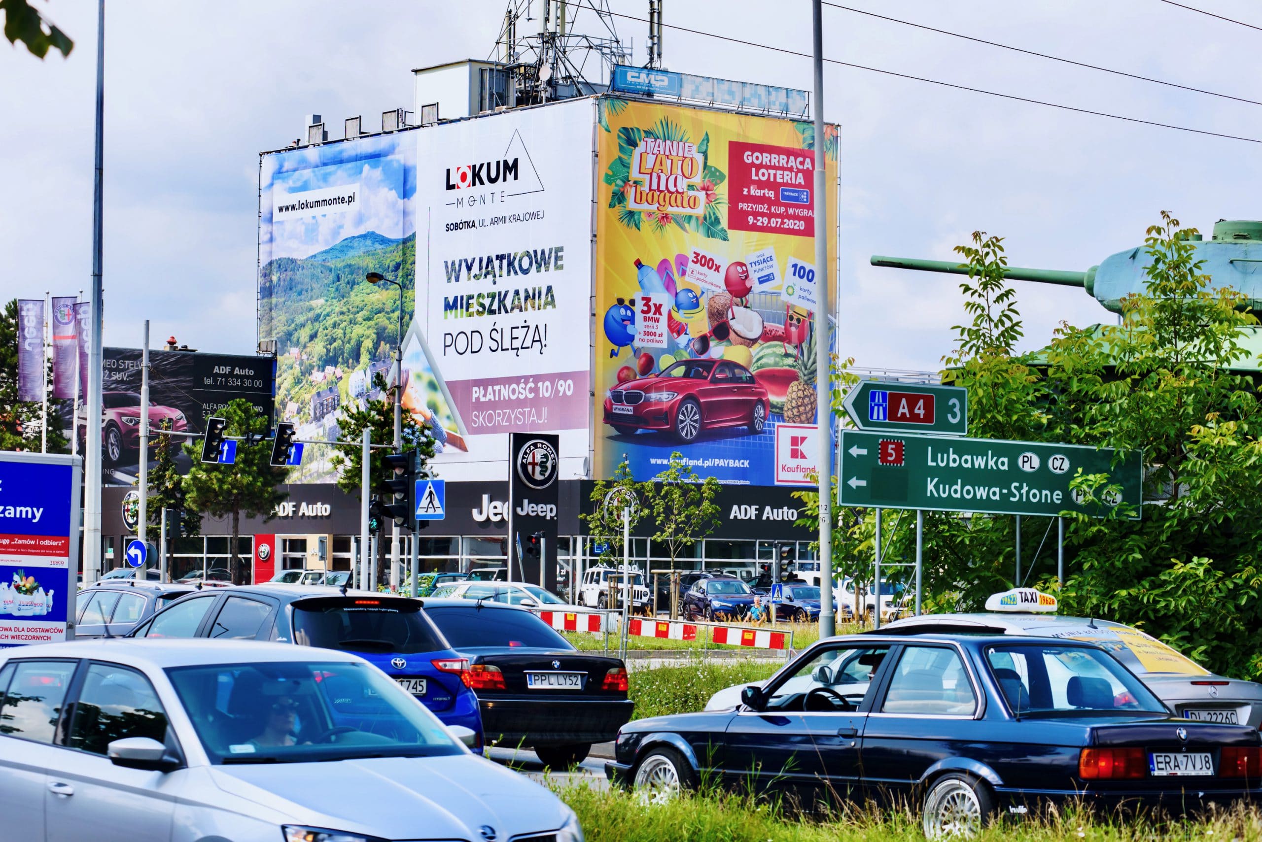 Lokum Dweloper na reklamie wielkoformatowej promuje swoją nową inwestycję
