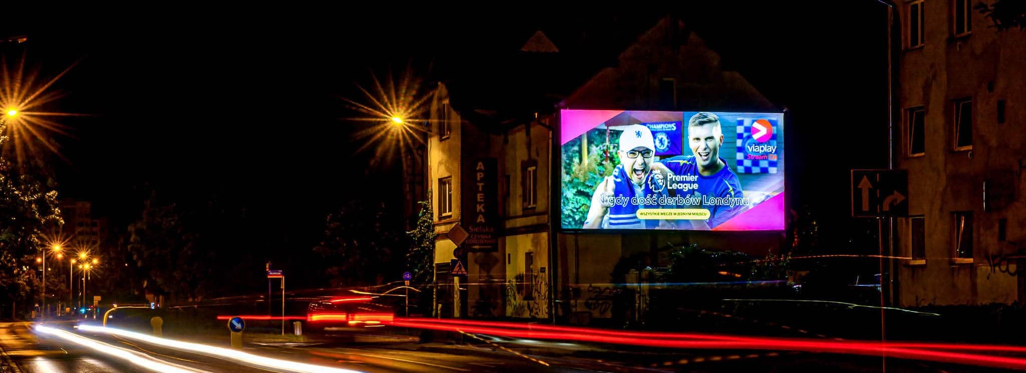 Jak backlighty budują widoczność kampanii w największych miastach? Przykład Viaplay