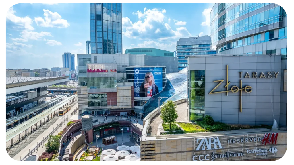 Złote Tarasy w Warszawie z wielkoformatową reklamą Oshee, operatorem jest Grupa RW