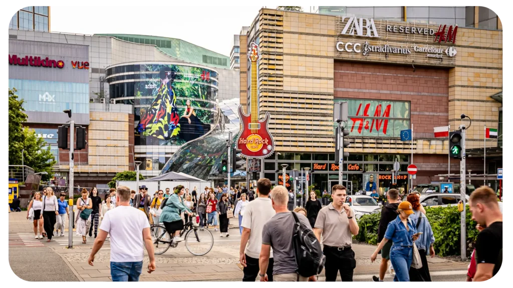 Wielkoformatowa reklama H&M przy rondzie Złotych Tarasów w Warszawie, Grupa RW