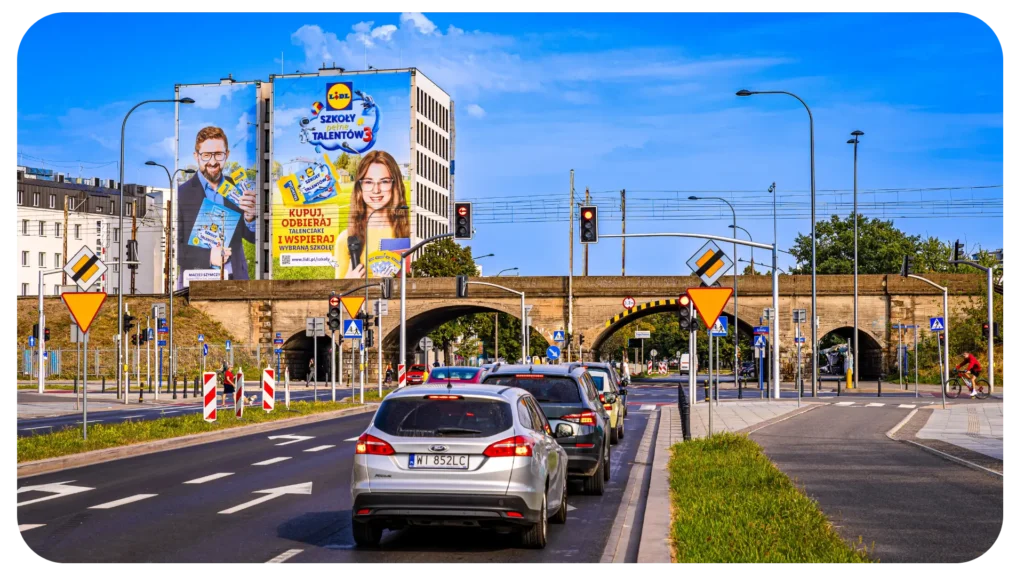 Ekspozycja reklamy wielkoformatowej Lidl Grupa RW na budynku, Warszawa