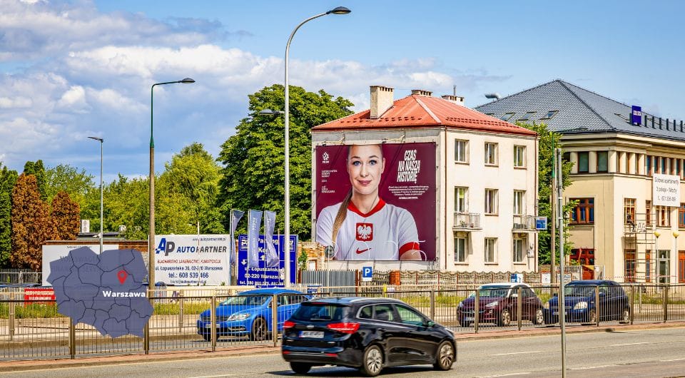Reklama na budynku w Warszawie – kampania Grupy RW na rzecz kobiecego futbolu