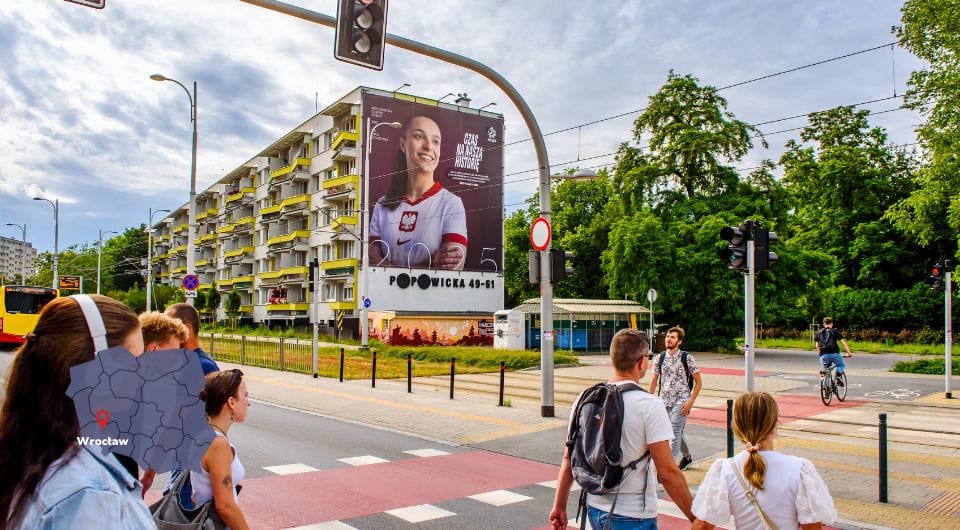 Kampania OOH we Wrocławiu – nośnik reklamowy promujący Euro Kobiet 2025