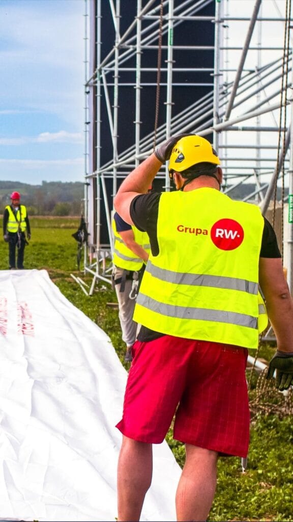 Konstrukcja reklamowa premium w trakcie montażu – Grupa RW, trasa ekspresowa