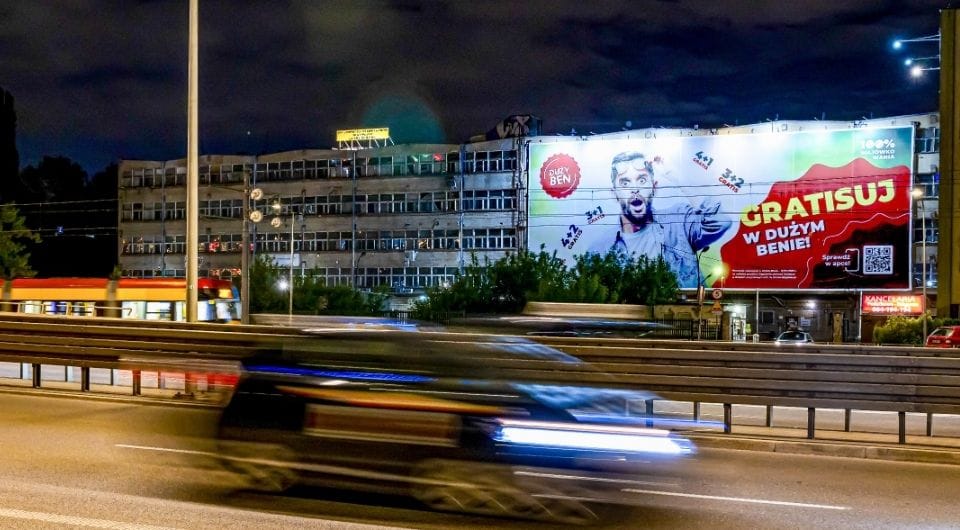 Reklama Duży Ben na budynku w Warszawie – ekspozycja w widocznej lokalizacji