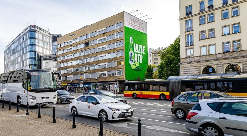 Mural LECH jako reklama urban art w Warszawie – świeżość i kolory