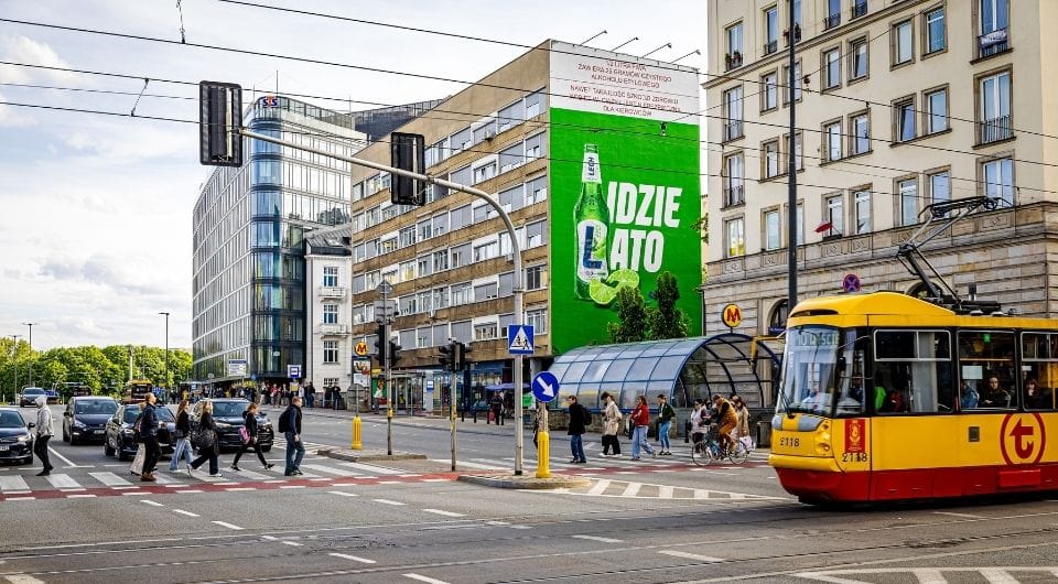 Mural promujący markę LECH w Warszawie – nowoczesny i pozytywny wizerunek