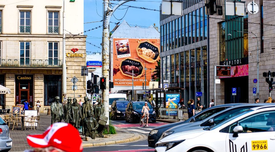 Reklama wielkoformatowa Grycan we Wrocławiu – promocja letnich lodów i emocji związanych z dzieciństwem