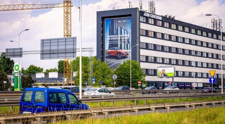 Outdoorowa reklama XPENG w Warszawie – lokalizacja przy biurowcach i centrach handlowych